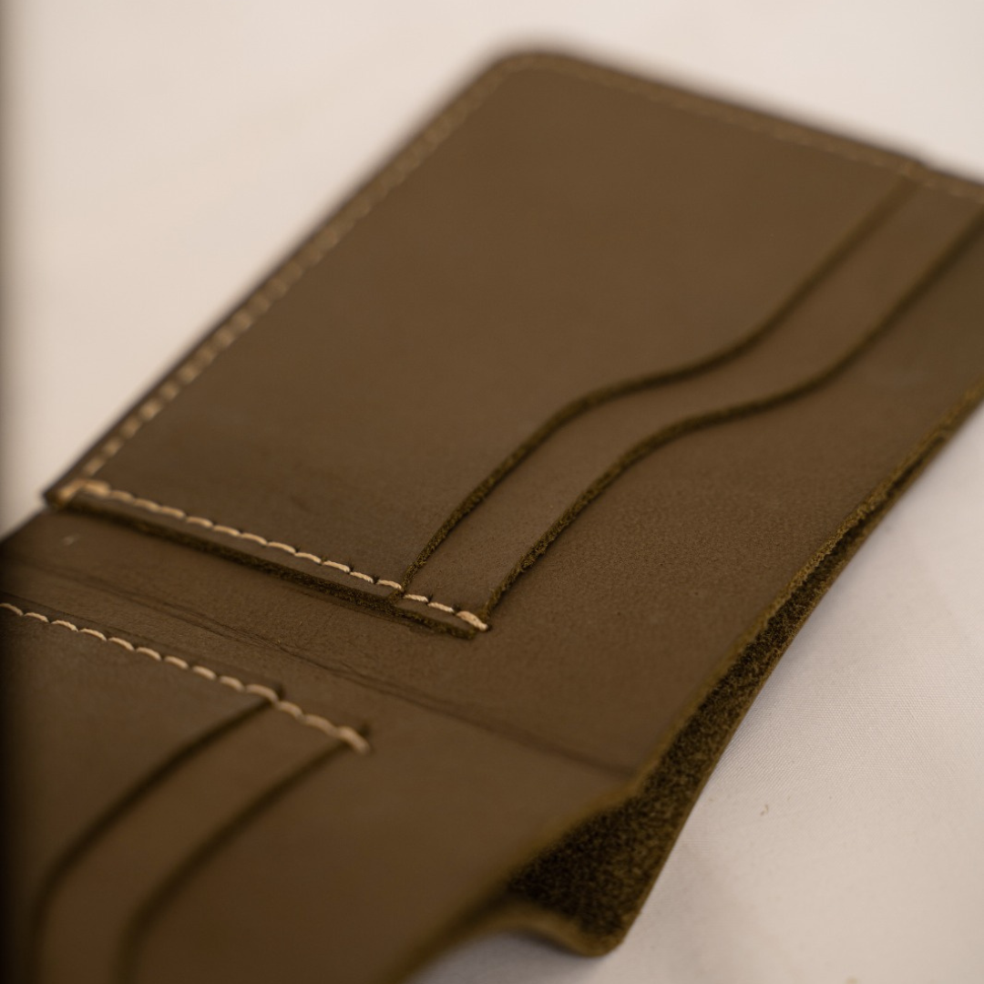 Sleek Green Leather Wallet – Modern & Minimal by BM7